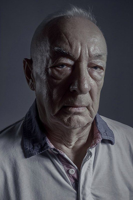 old, man, portrait, light, dark, volume, eyes, emotion, bald, brutal Levphoto preview