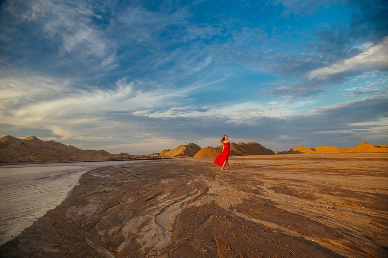 В красном платьеphoto preview