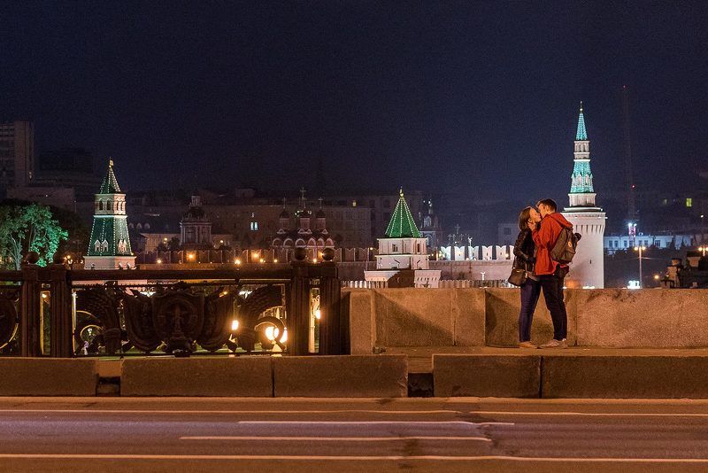Москва, Moscow, ночь, поцелуй, Кремль, шоссе, мост, пара, молодежь На мостуphoto preview