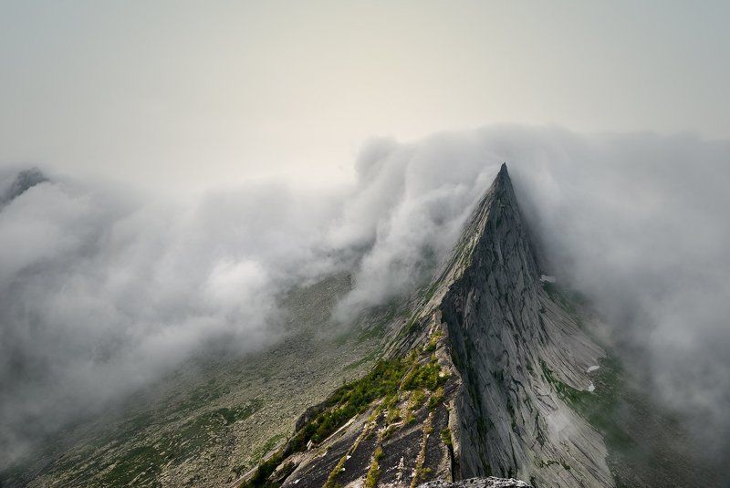 peak, nature, landscape, rock, mount, mountain, range, ergaki, high, природа, пейзаж, красивая, spectacular, big, high, большой, высокий, горы, скалы, вершина, пик, камни, туман, fog, mist, ergaki, sayan, travel, krasnoyarski krai, облака, густой, thick Скальные ножи / Rock bladesphoto preview