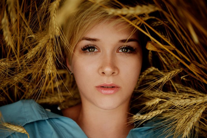 Девушка, поле, глаза, отражение Отражениеphoto preview