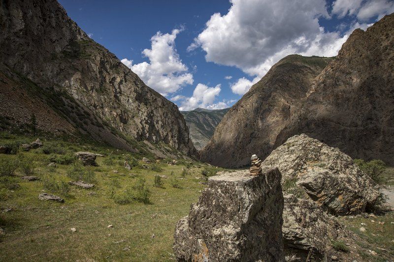 горы, долина, камни, солнце, свет, тени, облака, лето, путешествие В долинеphoto preview