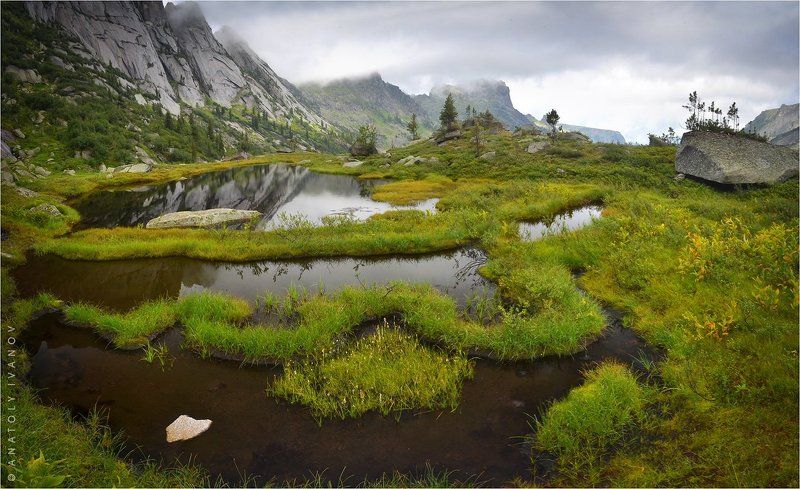 Озеро в Саянских горахphoto preview