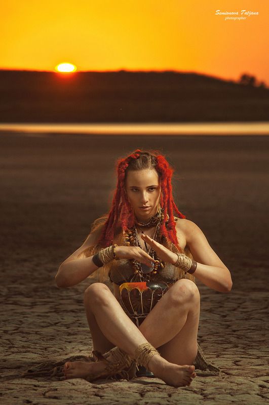 африка, солнце, пустыня, красные волосы, племя, барабан, девушка  Африкаphoto preview