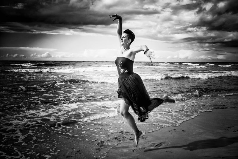 женщина танец море волны латвия песок тучи облака ...photo preview