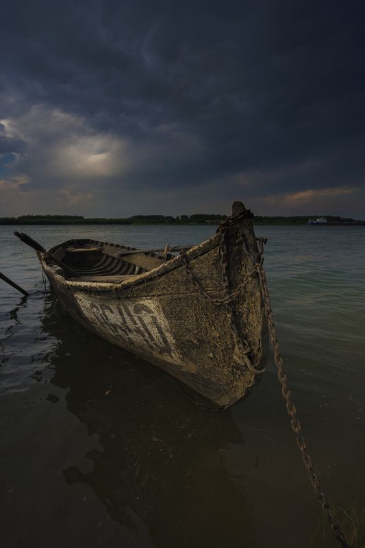 лодка, гроза, река, туча, облако, грозовая туча, Дунай, старая лодка, рыбачья лодка,  Перед грозой.photo preview