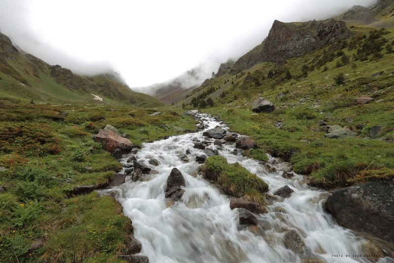 mountain streamphoto preview