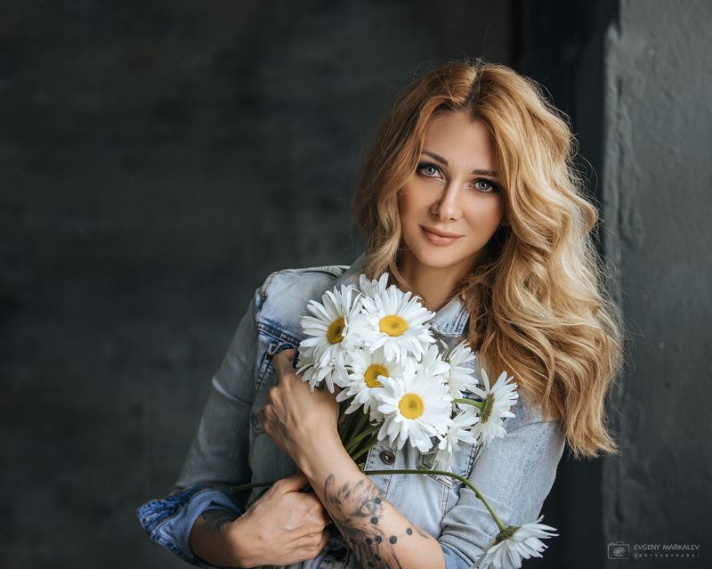 портрет, девушка, студия, естественный свет, portrait, girl, indoors, natural light Портрет девушки с ромашкамиphoto preview