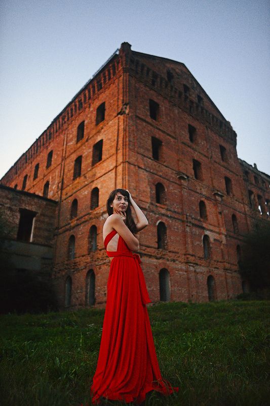 Lady in redphoto preview