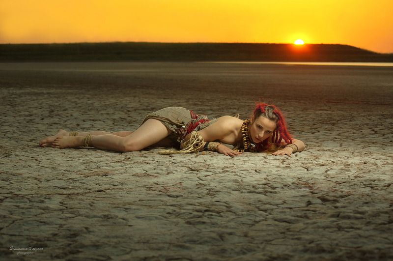 африка, солнце, племя, девушка, красные волосы, фэнтази  Африкаphoto preview