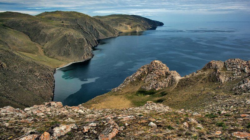 Крутые берега и синяя водаphoto preview