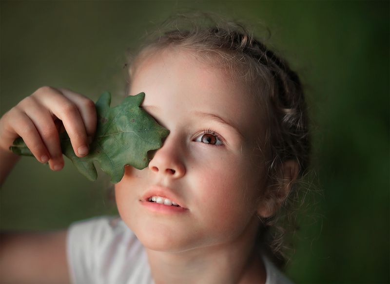 закат ребенок девочка малышка солнце лучи лист забава игра Дашенькаphoto preview