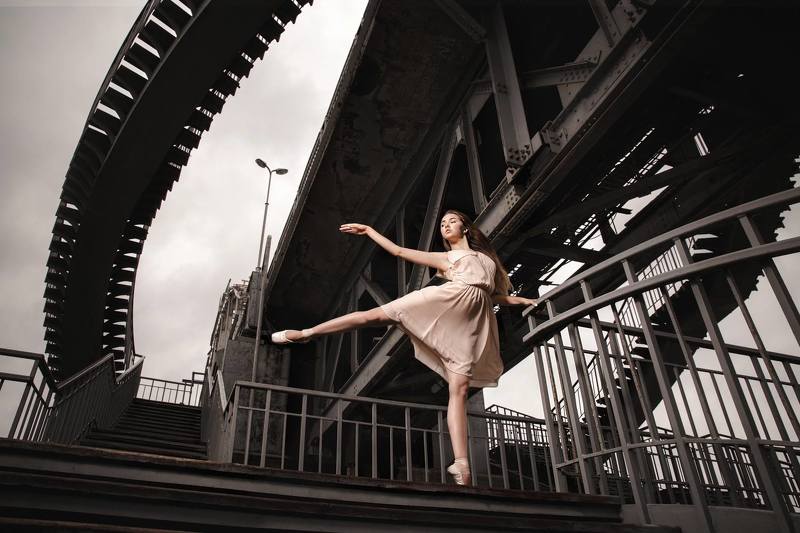 город, танец, танцовщица Город в танцеphoto preview