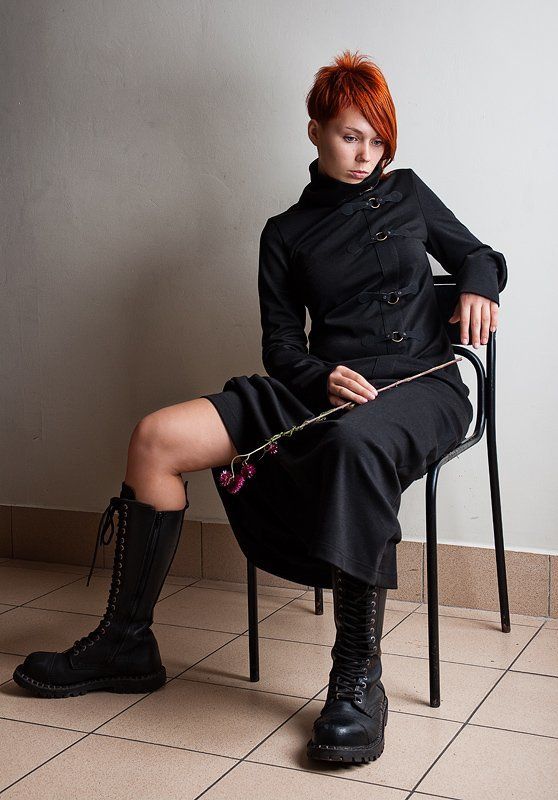 этюд в черном с цветком бессмертникаphoto preview