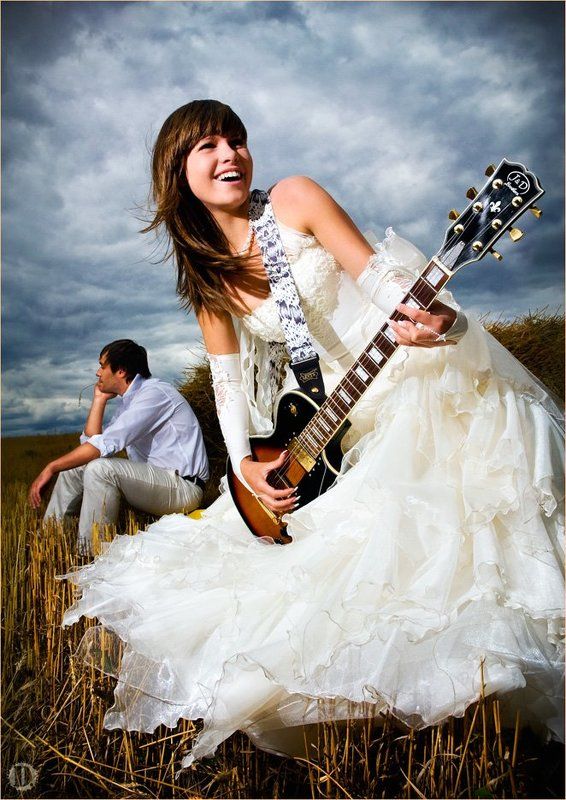 невеста, жених, гитара, поле, небо свадебный рок-н-роллphoto preview