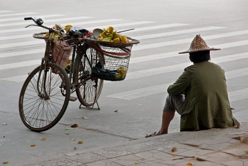 китай, кантон, набережная, фрукты Продавец фруктовphoto preview