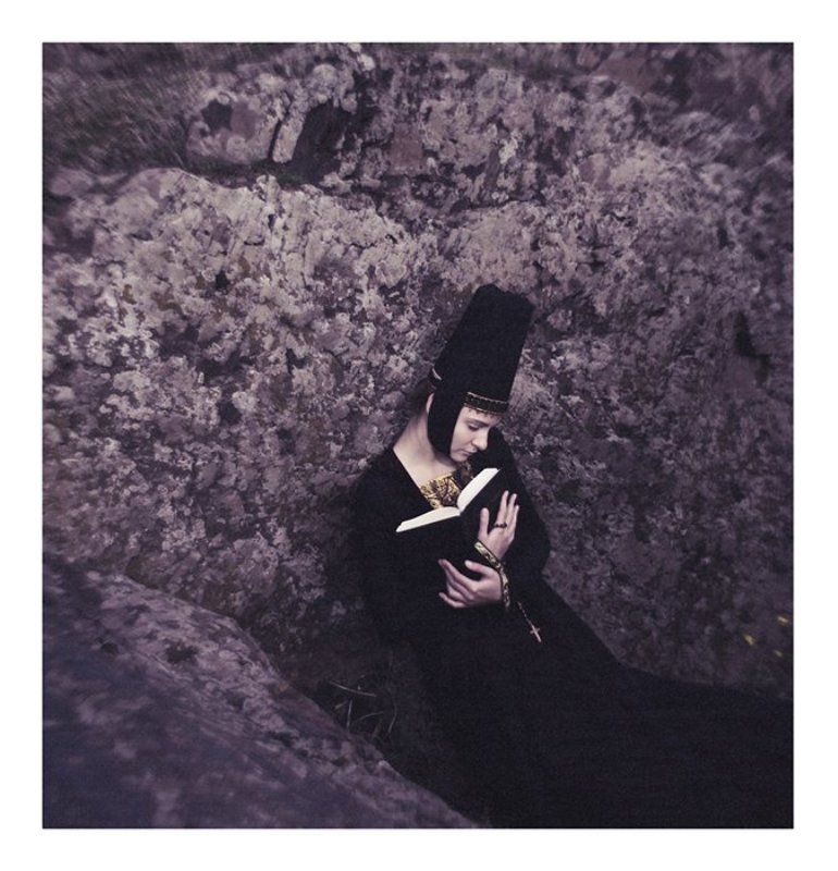 девушка, жанр, скалы ...photo preview