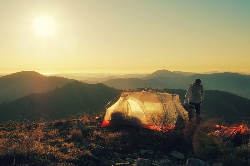сихотэ-алинь, сихотэ, алинь, хребет, гребень, горы, горный, вершина, останцы, скалы, тайга, дальний, восток, приморье, уссури, дымка, утро, японское, море, палатка, сборы, рассвет, туризм, турист, backpacking, зубы, дракона Жизнь кочеваяphoto preview