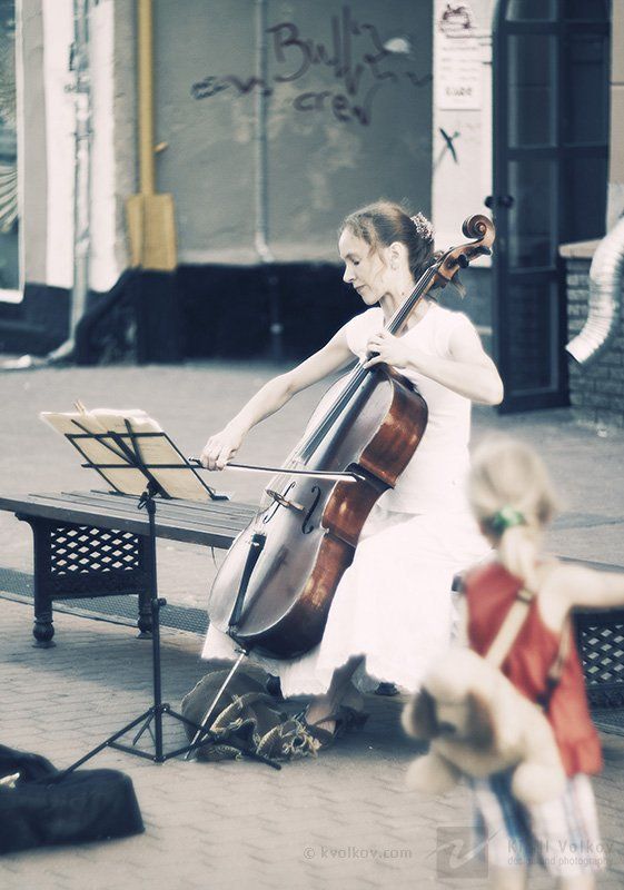 девушка, улица виолончель музыкант тяга к искусствуphoto preview
