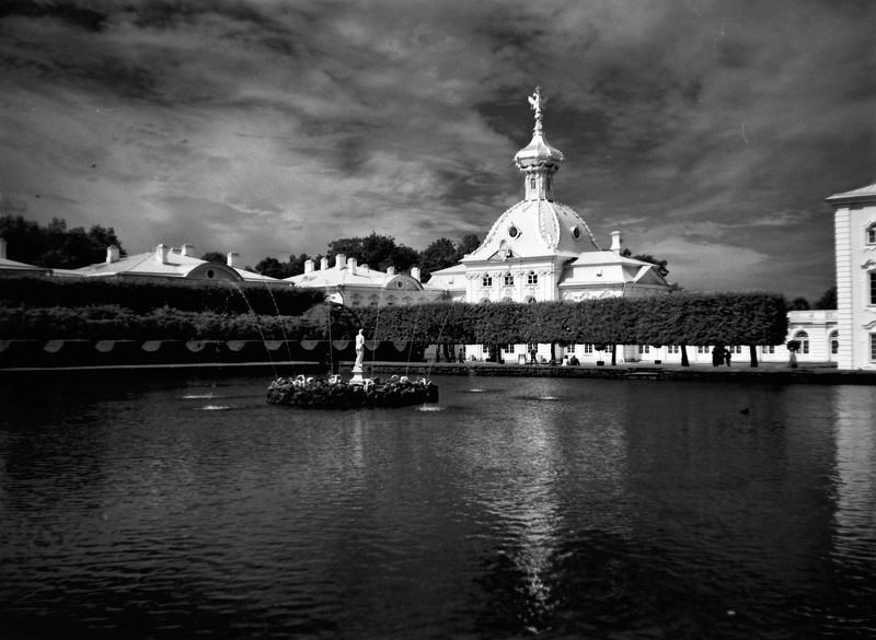 пленка, красный фильтр, черно-белая фотография, вода, небо, архитектура В Петергофеphoto preview