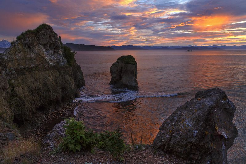 камчатка Пожаром зари сожжено и раздвинуто бледное небоphoto preview