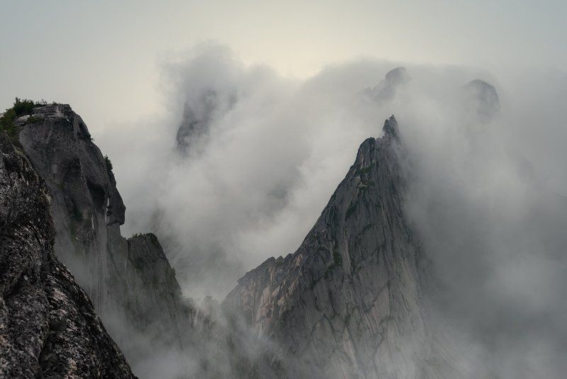 природа, пейзаж, красивая, большой, высокий, горы, скалы, вершина, пик, камни, туман, облака, густой, ергаки, саяны, красноярский край, путешествие, туризм, поход Про туман и скалыphoto preview