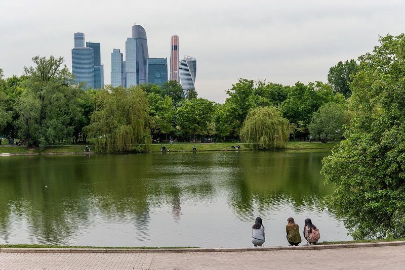 Москва, Moscow, здания, архитектура, Москва-сити, Moscow city, пруд, парк, зелень, девушки, озеро Умиротворение photo preview