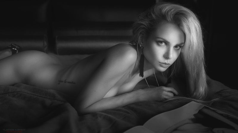 модель фотограф журнал чб  читая журнал photo preview