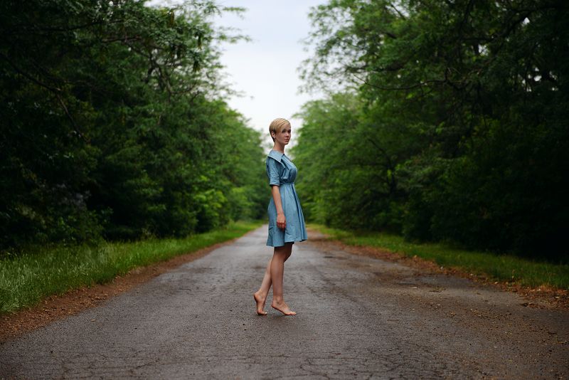 Девушка, дорога, дождь, асфальт, деревья В дождьphoto preview