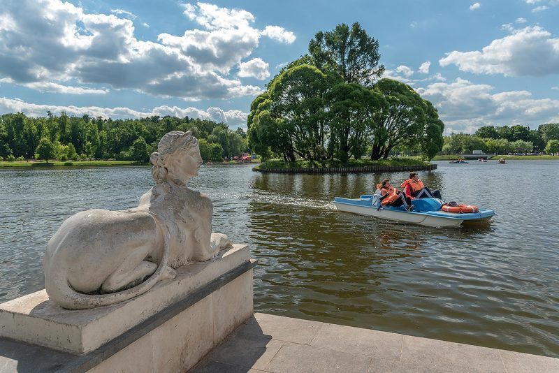 Парк, Царицыно, Москва, пруд, дерево, катамаран, двое, памятник, сфинкс Береговая охранаphoto preview