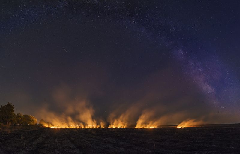 горящие поля, млечный путь, огни, ночь, звезды,milky way, stars, burning fields, fire, smoke Земные и небесные огни.photo preview