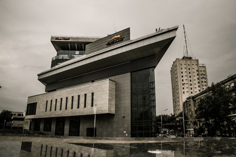 Харьков, Украина, отель, площадь, пасмурно, стеклянный, Kharkov, Ukraine, тучи, мрамор, стекло, Госпром, Gosprom, Derzhprom, центр Центральный новомодный...photo preview