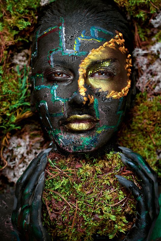 человек, девушка, портрет, красота, природа, мох, трава, растение, единство, арт, макияж, бодиарт, лабиринт Лабиринтphoto preview