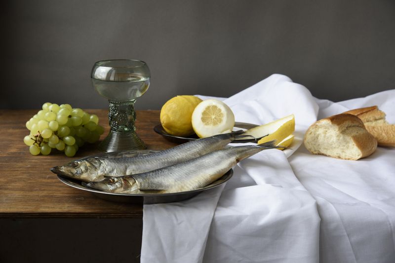 селедка, селёдка, натюрморт с селедкой, виноград, хлеб, лимон, еда Натюрморт с селедкойphoto preview