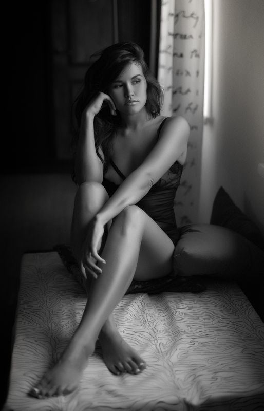 девушка студия портрет задумчивая..photo preview