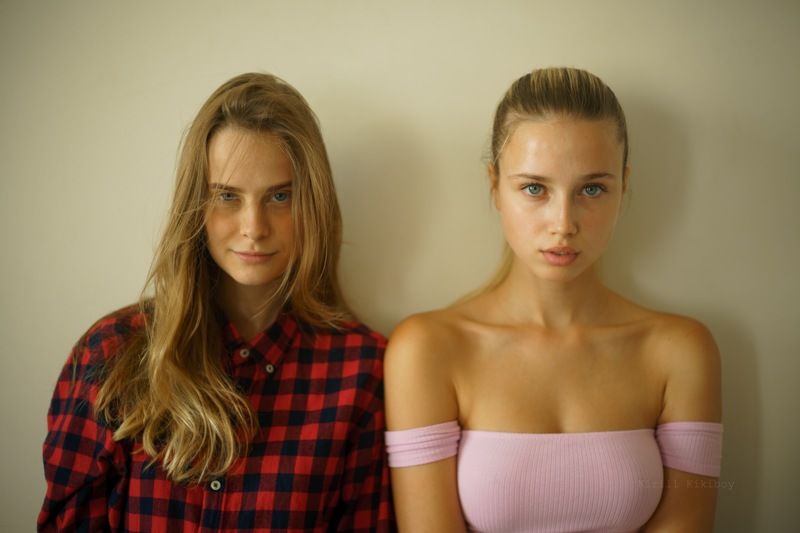 Мои приятели у стеныphoto preview