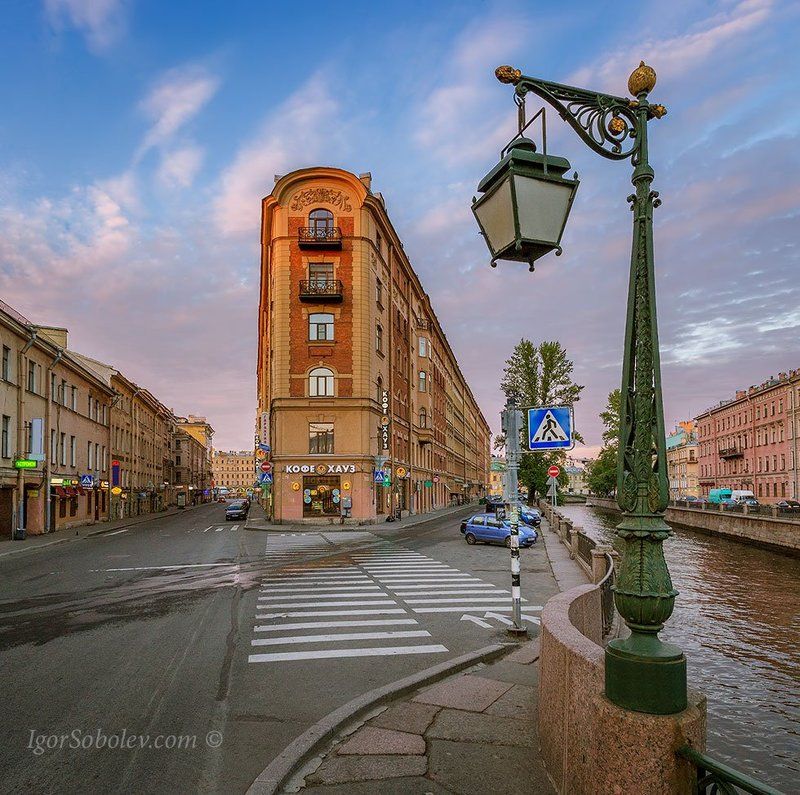 демидов мост, дом ну углу, санкт-петербург, россия Демидов мост и дом на углу.photo preview