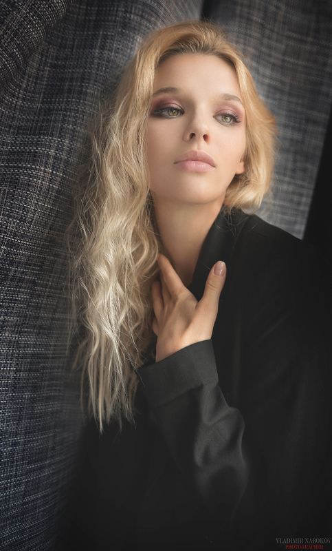 модель окно штора фотограф мейк цвет глаза  мечтая о прекрасном photo preview