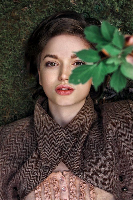 люди, девушка, лицо, портрет, глаза, природа, мох, текстура, губы, взгляд, красота, молодость, картинка, кино Светланаphoto preview