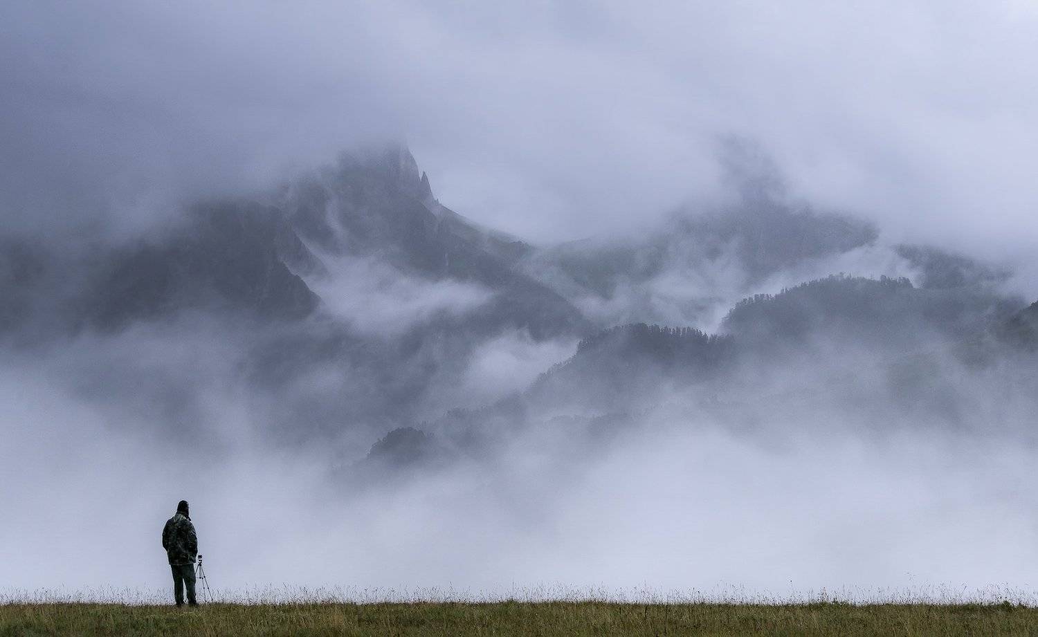 В ОЖИДАНИИ МОМЕНТА или ЛОВЕЦ ГОРНЫХ СНОВ. Автор: ФЁДОР кавказ, хребет, солонцовый, ачешбок, , туман, непогода, , человек кгбз 31 августа, ФЁДОР