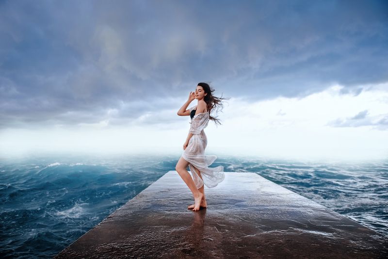 Девушка, море, вода, ветер, облака, волны, летящие волосы Слушать ветерphoto preview