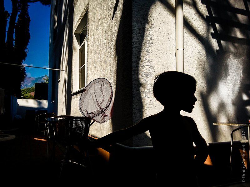 #photobydmitrygorkovets #streetphoto #kids #childphoto #shadows Bug Hunter. Ловец бабочек.photo preview