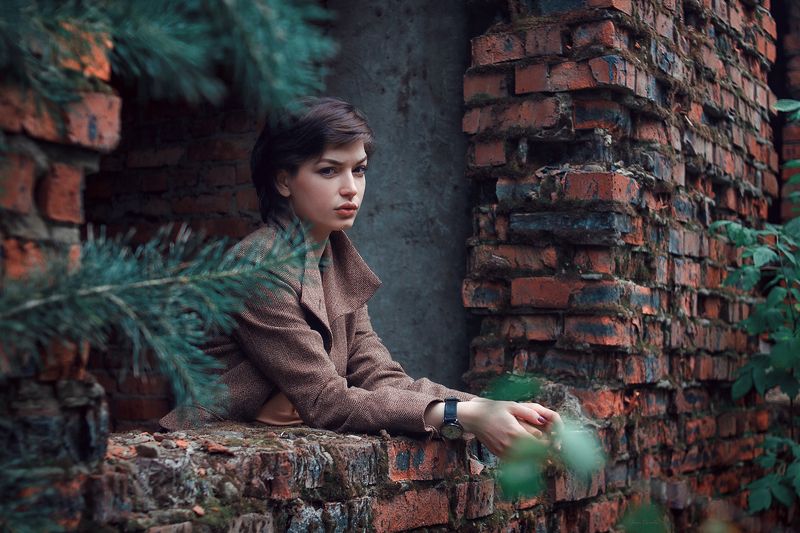 осень, люди, девушка, портрет, природа, улица, красота, молодость, кино, стоп-кадр, завод, сигарета, брюнетка, взгляд, губы, выражение, кирпич, текстура окноphoto preview