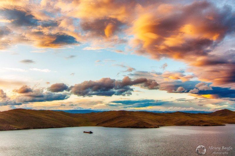россия, байкал, ольхон, закат, вода, облака, пейзаж, корабль, горы Воздушные замки Ольхонаphoto preview