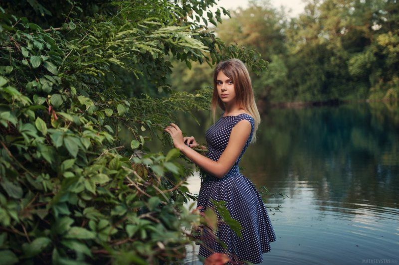 озеро, вода, модель, листья, кусты, деревья, платье, вечер ***photo preview