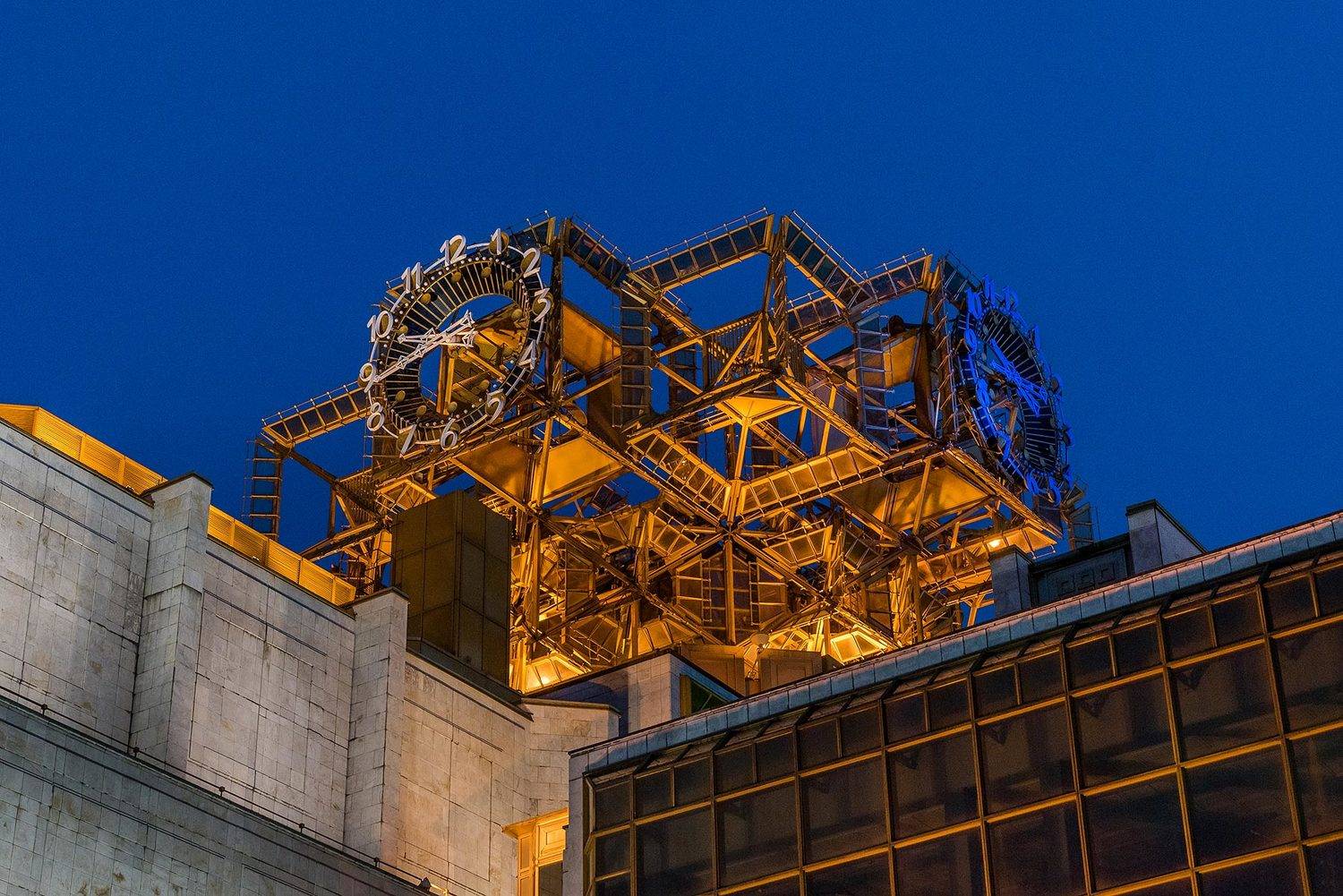 Часовой кубизм. Автор: Борис Недосеков Москва, Moscow, ночь, академия наук, часы, куб, архитектура, Борис Недосеков