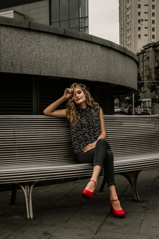 девушка, город, Харьков, Украина, скамья, отдых, сидит, красный, туфли После работы....photo preview