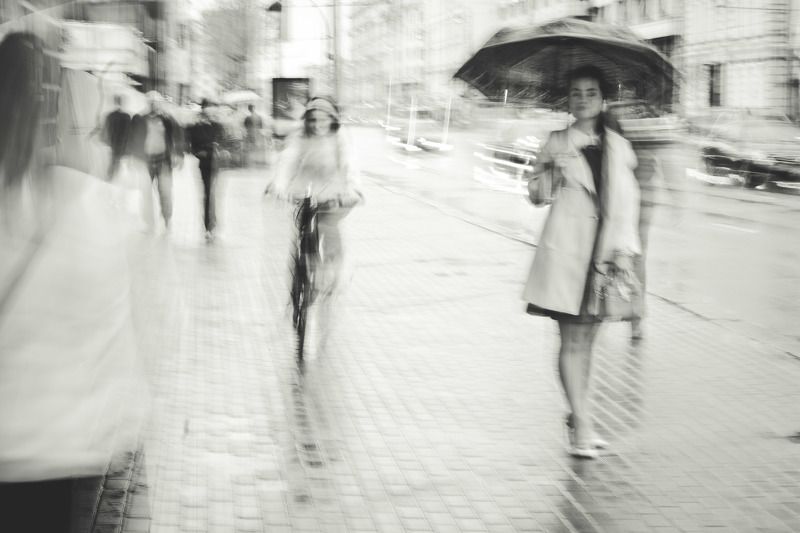 пленэр, город, люди, девушка, дождь Размытые дождём фото превью