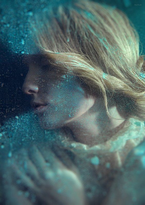 люди,девушка,портрет,фото,картинка,воспоминания,дождь,капли,стекло,цвет,свет,грим,макияж,визаж,бодиарт,фейсарт,руки,белый,зеленый,креатив,воротник,вода Amenphoto preview