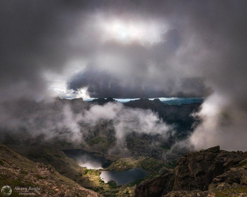 природа, облака, горы, озеро, солнце, пейзаж, тучи, ергаки, Нависая над горамиphoto preview
